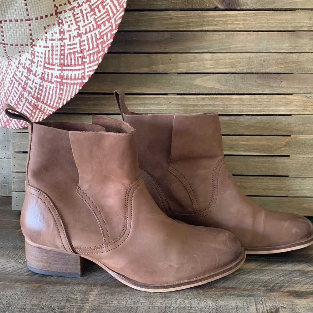 Urban Outfitter EC Side Overlap Boot 💕 - Picture 5 of 8